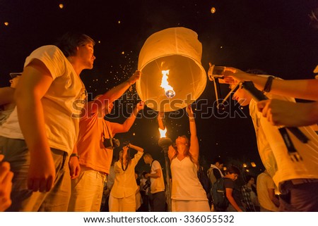 CHIANGMAI,THAILAND-Novenber 25:People release sky lanterns to worship Buddha\'s relics in Yi Peng festival on November 25,2014 in Chiangmai,Thailand.