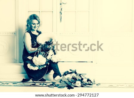 The woman scattered flowers from the vase
