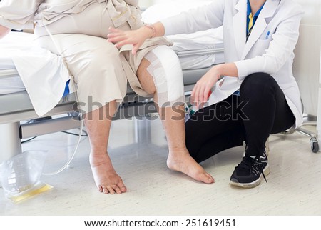 Patient with a knee injury and the doctor