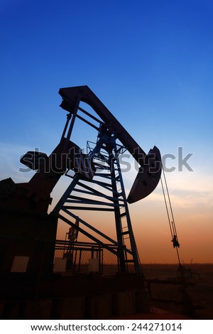 In the evening, the silhouette of the oil pump, it is very beautiful