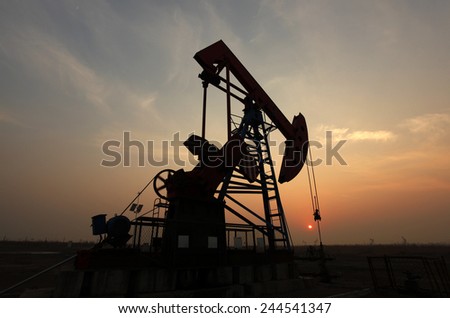In the evening, the silhouette of the oil pump, it is very beautiful