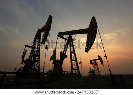 In the evening, the outline of the oil pump, it is very beautiful