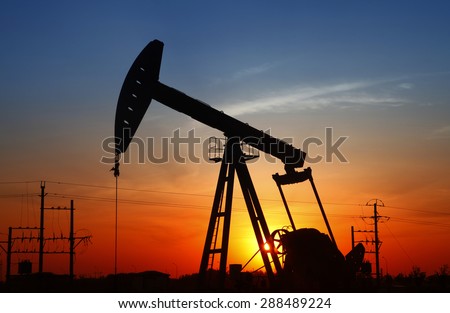 In the evening, the outline of the oil pump, it is very beautiful