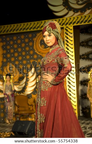 JAKARTA - JUNE 19: Fashion Show Indonesian Culture Wedding Dress June 19, 2010 in Jakarta Indonesia
