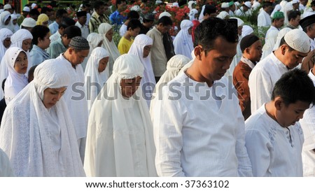 JAKARTA, INDONESIA - SEPTEMBER 20: Muslims pray outside a mosque in Jakarta on Hari Raya, the end of a month of fasting called Ramadan September 20, 2009 in Jakarta.