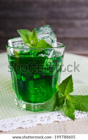 cooling the green liquor with ice and mint