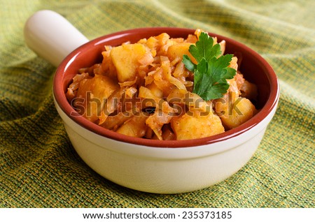 Braised stew of finely chopped cabbage and potatoes in portions of ceramic ware