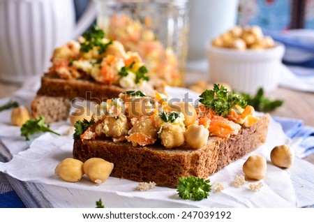 Sandwich with a salad of carrot, cheese and chickpeas