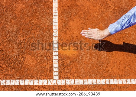 Chair Umpire look at ball mark. Ball touch line and he call it IN.