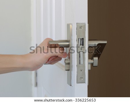 hand open the white Door