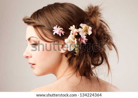 Bridal hairstyle with real flowers