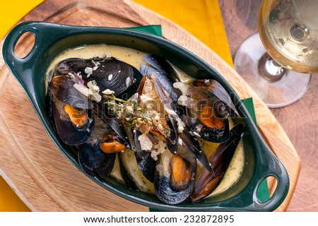 Fine dining - Steamed mussels with white wine
