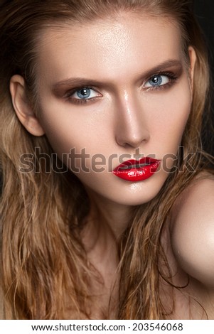 Beauty Vogue Style Fashion Model Girl with Red lips and Wet Skin. Trendy Make-up. Blue Eyes. Desire