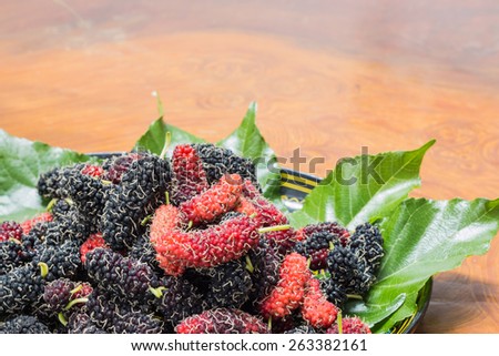 mulberry fruit is a multiple fruit. Immature fruits are white, green, the fruits turn pink and then red while ripening, then dark purple or black, and have a sweet flavor when fully ripe.