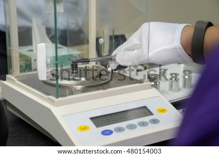 weight measure on the electronic balance in a laboratory