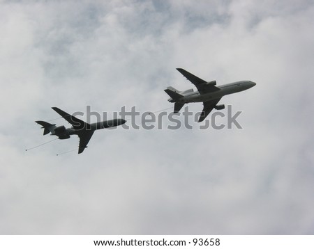 Mid air passenger plane refueling