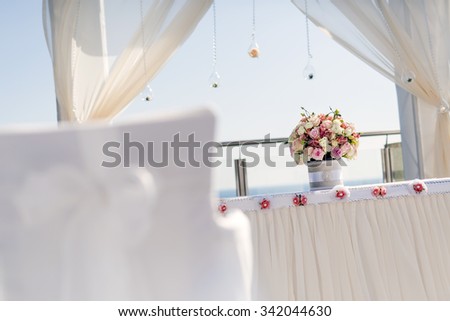 Beautiful wedding decoration with roses and a luxurious table setting