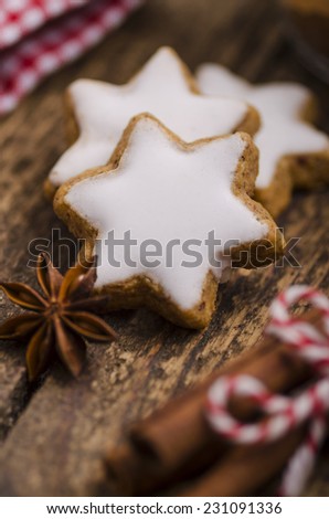 Cinnamon cookies with star anise and cinnamon sticks