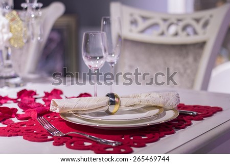 Luxurious dinner in red and white with name tag in the plate