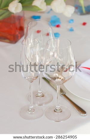 Luxurious dinner in red and white with name tag in the plate