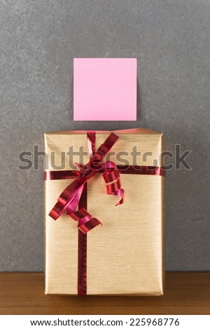 gift box and post it note