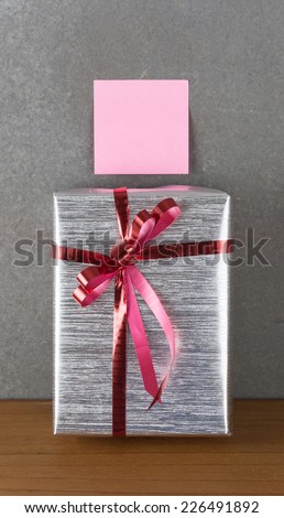 gift box and post it note