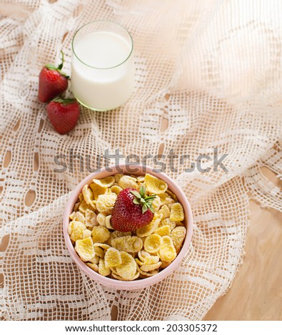 Corn flakes with strawberry and milk