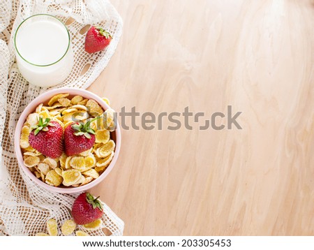 Corn flakes with strawberry and milk