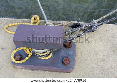 Place to anchor ropes on the quay