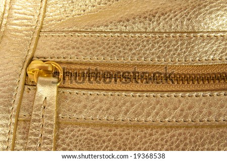 Quality leather bag zipper detail