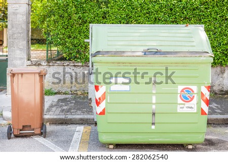 Garbage container for separate types of trash