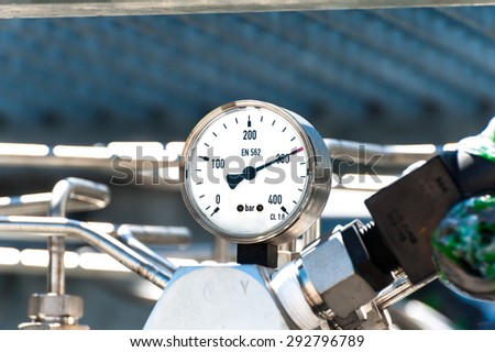Pressure manometer to measure pressure in the system. High pressure gas