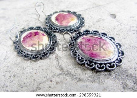Beautiful pendant with flowers in epoxy resin. Women\'s handmade jewelry, accessory.