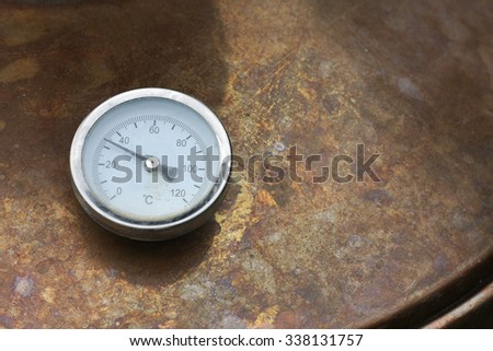 temperature gauge on brass dish