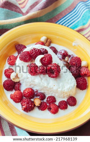 Cottage cheese with raspberry, cashews, almonds and maple syrup