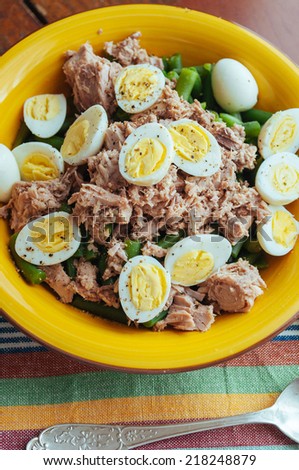 Salad with green beans, tuna and quail eggs