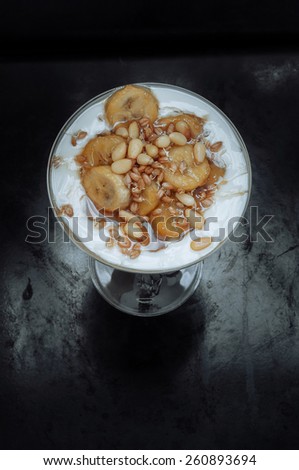 Caramelized bananas with yogurt, wheat germ, honey and pine nuts