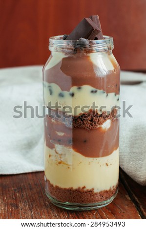 Vanilla and chocolate pudding with chocolate chip cookies, banana and chocolate