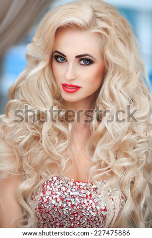 Beauty sexy woman portrait luxury life, Fashionable vogue girl model bright makeup long blond hair. beautiful blonde lady at sunset. Beautiful fashionable young woman. series