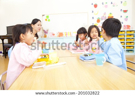 Kindergarten and kindergarten teachers eating lunch
