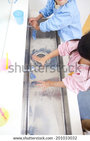 Kindergarten children to wash their hands