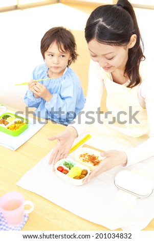 Kindergarten boys and kindergarten teachers eating lunch