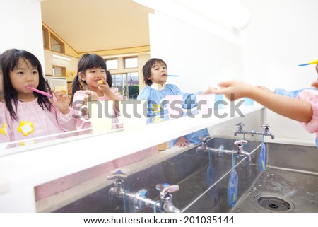 Kindergarten children to brush their teeth
