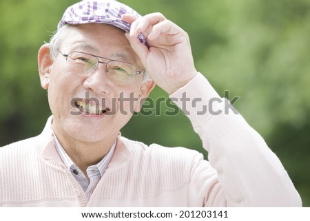 The old man greeteding by taking the hat off