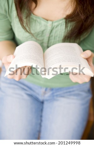 The hand of the woman reading a book