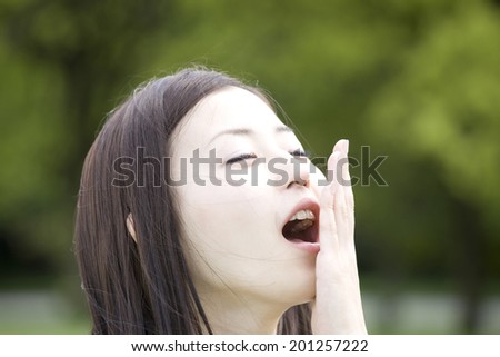 The yawning woman