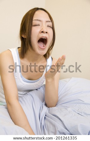 The yawning woman