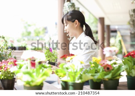 The female clerk in the flower shop