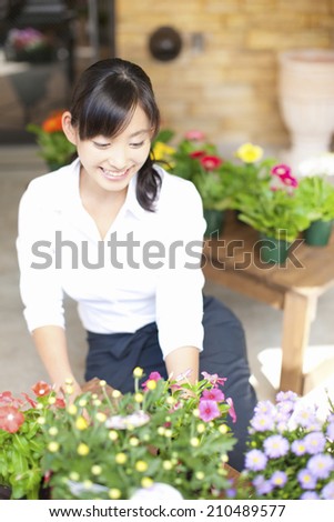 The female clerk in the flower shop