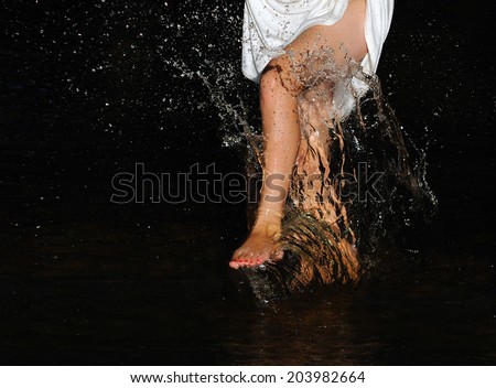 The spray of water from the fruit of the feet. Girl sprinkles water.